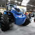 Kielce. 25. Międzynarodowe Targi Techniki Rolniczej AGROTECH. Ciągnik New Holland napędzany metanem / Marzena Mąkosa / Radio Kielce