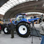 Kielce. 25. Międzynarodowe Targi Techniki Rolniczej AGROTECH. Ciągnik New Holland napędzany metanem / Marzena Mąkosa / Radio Kielce