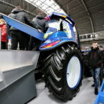 Kielce. 25. Międzynarodowe Targi Techniki Rolniczej AGROTECH. Ciągnik New Holland napędzany metanem / Marzena Mąkosa / Radio Kielce