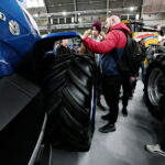 Kielce. 25. Międzynarodowe Targi Techniki Rolniczej AGROTECH. Ciągnik New Holland napędzany metanem / Marzena Mąkosa / Radio Kielce