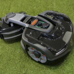 Kielce. 25. Międzynarodowe Targi Techniki Rolniczej AGROTECH. Kosiarka Awd Automower Husqvarna / Marzena Mąkosa / Radio Kielce