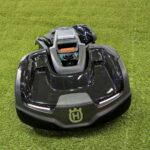 Kielce. 25. Międzynarodowe Targi Techniki Rolniczej AGROTECH. Kosiarka Awd Automower Husqvarna / Marzena Mąkosa / Radio Kielce