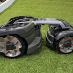 Kielce. 25. Międzynarodowe Targi Techniki Rolniczej AGROTECH. Kosiarka Awd Automower Husqvarna / Marzena Mąkosa / Radio Kielce