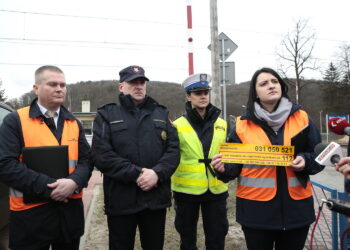 Przejazd kolejowo-drogowy na ulicy Chorzowskiej, działania profilaktyczne PLK "Szlaban na ryzyko" / Marzena Mąkosa / Radio Kielce