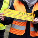 Przejazd kolejowo-drogowy na ulicy Chorzowskiej, działania profilaktyczne PLK "Szlaban na ryzyko". Żółta naklejka / Marzena Mąkosa / Radio Kielce