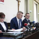 Konferencja prasowa prezydenta Kielc, Bogdana Wenty. Na zdjęciu (od lewej): Beata Pawłowska - skarbnik miasta, Bogdan Wenta - prezydent Kielc i Paweł Gągorowski - mecenas  / Marzena Mąkosa / Radio Kielce