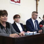 Konferencja prasowa prezydenta Kielc, Bogdana Wenty. Na zdjęciu (od lewej): Danuta Papaj - pełnomocnik prezydenta Kielc, Beata Pawłowska - skarbnik miasta, Bogdan Wenta - prezydent Kielc i Paweł Gągorowski - mecenas  / Marzena Mąkosa / Radio Kielce