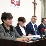 Konferencja prasowa prezydenta Kielc, Bogdana Wenty. Na zdjęciu (od lewej): Danuta Papaj - pełnomocnik prezydenta Kielc, Beata Pawłowska - skarbnik miasta, Bogdan Wenta - prezydent Kielc i Paweł Gągorowski - mecenas  / Marzena Mąkosa / Radio Kielce