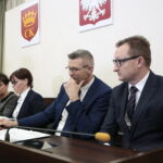 Konferencja prasowa prezydenta Kielc, Bogdana Wenty. Na zdjęciu (od lewej): Danuta Papaj - pełnomocnik prezydenta Kielc, Beata Pawłowska - skarbnik miasta, Bogdan Wenta - prezydent Kielc i Paweł Gągorowski - mecenas  / Marzena Mąkosa / Radio Kielce