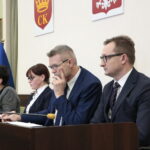 Konferencja prasowa prezydenta Kielc, Bogdana Wenty. Na zdjęciu (od lewej): Danuta Papaj - pełnomocnik prezydenta Kielc, Beata Pawłowska - skarbnik miasta, Bogdan Wenta - prezydent Kielc i Paweł Gągorowski - mecenas  / Marzena Mąkosa / Radio Kielce