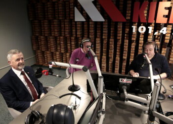 Punkty widzenia. Na zdjęciu (od lewej): Kazimierz Mądzik - świętokrzyski kurator oświaty, Zbigniew Błasiński - prezes oddziału ZNP Staszów z Zarządu Okręgu Świętokrzyskiego ZNP i Daniel Lenart - Radio Kielce / Marzena Mąkosa / Radio Kielce