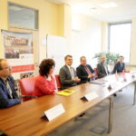 Otwarcie wystawy poświęconej Chinom w Bibliotece Uniwersyteckiej oraz konferencja prasowa dotycząca filii Instytutu Konfucjusza. Na zdjęciu (od lewej): dr hab. Michał Arabski prof. UJK - prorektor ds. Nauki i Współpracy z Zagranicą (UJK), dr hab. Marzena Marczewska prof. UJK - prodziekan ds. Ogólnych i Współpracy z Zagranicą (UJK), prof. dr hab. Jacek Semaniak - rektor (UJK), prof. dr hab. Adam W. Jelonek - dyrektor Instytutu Bliskiego i Dalekiego Wschodu (UJ), dr Bogdan Zemanek - dyrektor Instututu Konfucjusza (UJ), Han Xinzhong - dyrektor Instytutu Konfucjusza (UJ) / Marzena Mąkosa / Radio Kielce