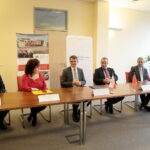 Otwarcie wystawy poświęconej Chinom w Bibliotece Uniwersyteckiej oraz konferencja prasowa dotycząca filii Instytutu Konfucjusza. Na zdjęciu (od lewej): dr hab. Michał Arabski prof. UJK - prorektor ds. Nauki i Współpracy z Zagranicą (UJK), dr hab. Marzena Marczewska prof. UJK - prodziekan ds. Ogólnych i Współpracy z Zagranicą (UJK), prof. dr hab. Jacek Semaniak - rektor (UJK), prof. dr hab. Adam W. Jelonek - dyrektor Instytutu Bliskiego i Dalekiego Wschodu (UJ), dr Bogdan Zemanek - dyrektor Instututu Konfucjusza (UJ), Han Xinzhong - dyrektor Instytutu Konfucjusza (UJ) / Marzena Mąkosa / Radio Kielce