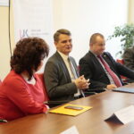 Otwarcie wystawy poświęconej Chinom w Bibliotece Uniwersyteckiej oraz konferencja prasowa dotycząca filii Instytutu Konfucjusza. Na zdjęciu (od lewej): dr hab. Marzena Marczewska prof. UJK - prodziekan ds. Ogólnych i Współpracy z Zagranicą (UJK), prof. dr hab. Jacek Semaniak - rektor (UJK), prof. dr hab. Adam W. Jelonek - dyrektor Instytutu Bliskiego i Dalekiego Wschodu (UJ), dr Bogdan Zemanek - dyrektor Instututu Konfucjusza (UJ) / Marzena Mąkosa / Radio Kielce