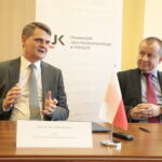 Otwarcie wystawy poświęconej Chinom w Bibliotece Uniwersyteckiej oraz konferencja prasowa dotycząca filii Instytutu Konfucjusza. Na zdjęciu (od lewej): prof. dr hab. Jacek Semaniak - rektor (UJK), prof. dr hab. Adam W. Jelonek - dyrektor Instytutu Bliskiego i Dalekiego Wschodu (UJ) / Marzena Mąkosa / Radio Kielce