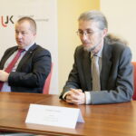 Otwarcie wystawy poświęconej Chinom w Bibliotece Uniwersyteckiej oraz konferencja prasowa dotycząca filii Instytutu Konfucjusza. Na zdjęciu (od lewej): prof. dr hab. Adam W. Jelonek - dyrektor Instytutu Bliskiego i Dalekiego Wschodu (UJ), dr Bogdan Zemanek - dyrektor Instututu Konfucjusza (UJ) / Marzena Mąkosa / Radio Kielce