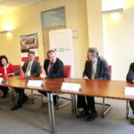 Otwarcie wystawy poświęconej Chinom w Bibliotece Uniwersyteckiej oraz konferencja prasowa dotycząca filii Instytutu Konfucjusza. Na zdjęciu (od lewej): dr hab. Michał Arabski prof. UJK - prorektor ds. Nauki i Współpracy z Zagranicą (UJK), dr hab. Marzena Marczewska prof. UJK - prodziekan ds. Ogólnych i Współpracy z Zagranicą (UJK), prof. dr hab. Jacek Semaniak - rektor (UJK), prof. dr hab. Adam W. Jelonek - dyrektor Instytutu Bliskiego i Dalekiego Wschodu (UJ), dr Bogdan Zemanek - dyrektor Instututu Konfucjusza (UJ), Han Xinzhong - dyrektor Instytutu Konfucjusza (UJ) / Marzena Mąkosa / Radio Kielce