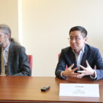 Otwarcie wystawy poświęconej Chinom w Bibliotece Uniwersyteckiej oraz konferencja prasowa dotycząca filii Instytutu Konfucjusza. Na zdjęciu (od lewej): dr Bogdan Zemanek - dyrektor Instututu Konfucjusza (UJ), Han Xinzhong - dyrektor Instytutu Konfucjusza (UJ) / Marzena Mąkosa / Radio Kielce