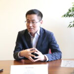 Otwarcie wystawy poświęconej Chinom w Bibliotece Uniwersyteckiej oraz konferencja prasowa dotycząca filii Instytutu Konfucjusza. Na zdjęciu Han Xinzhong - dyrektor Instytutu Konfucjusza (UJ) / Marzena Mąkosa / Radio Kielce