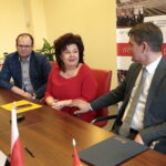 Otwarcie wystawy poświęconej Chinom w Bibliotece Uniwersyteckiej oraz konferencja prasowa dotycząca filii Instytutu Konfucjusza. Na zdjęciu (od lewej): dr hab. Michał Arabski prof. UJK - prorektor ds. Nauki i Współpracy z Zagranicą (UJK), dr hab. Marzena Marczewska prof. UJK - prodziekan ds. Ogólnych i Współpracy z Zagranicą (UJK), prof. dr hab. Jacek Semaniak - rektor (UJK) / Marzena Mąkosa / Radio Kielce