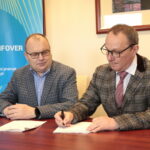 Podpisanie umowy pomiędzy firmą Infover a Zespołem Szkół Elektrycznych w Kielcach. Na zdjęciu (od lewej): Jarosław Ambroziak - prezes firmy Infover i Władysław Zaucha - dyrektor ZSE w Kielcach / Marzena Mąkosa / Radio Kielce
