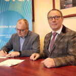Podpisanie umowy pomiędzy firmą Infover a Zespołem Szkół Elektrycznych w Kielcach. Na zdjęciu (od lewej): Jarosław Ambroziak - prezes firmy Infover i Władysław Zaucha - dyrektor ZSE w Kielcach / Marzena Mąkosa / Radio Kielce
