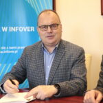 Podpisanie umowy pomiędzy firmą Infover a Zespołem Szkół Elektrycznych w Kielcach. Na zdjęciu (od lewej): Jarosław Ambroziak - prezes firmy Infover i Władysław Zaucha - dyrektor ZSE w Kielcach / Marzena Mąkosa / Radio Kielce