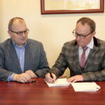 Podpisanie umowy pomiędzy firmą Infover a Zespołem Szkół Elektrycznych w Kielcach. Na zdjęciu (od lewej): Jarosław Ambroziak - prezes firmy Infover i Władysław Zaucha - dyrektor ZSE w Kielcach / Marzena Mąkosa / Radio Kielce