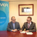 Podpisanie umowy pomiędzy firmą Infover a Zespołem Szkół Elektrycznych w Kielcach. Na zdjęciu (od lewej): Jarosław Ambroziak - prezes firmy Infover i Władysław Zaucha - dyrektor ZSE w Kielcach / Marzena Mąkosa / Radio Kielce