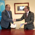 Podpisanie umowy pomiędzy firmą Infover a Zespołem Szkół Elektrycznych w Kielcach. Na zdjęciu (od lewej): Jarosław Ambroziak - prezes firmy Infover i Władysław Zaucha - dyrektor ZSE w Kielcach / Marzena Mąkosa / Radio Kielce