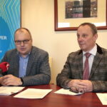 Podpisanie umowy pomiędzy firmą Infover a Zespołem Szkół Elektrycznych w Kielcach. Na zdjęciu (od lewej): Jarosław Ambroziak - prezes firmy Infover i Władysław Zaucha - dyrektor ZSE w Kielcach / Marzena Mąkosa / Radio Kielce