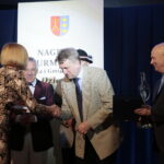 Wręczenie nagród burmistrza miasta i gminy Morawica w dziedzinie kultury. III nagroda w dziedzinie kultury dla Kabaretu Jeszcze Nie Starszych Panów / Marzena Mąkosa / Radio Kielce