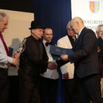 Wręczenie nagród burmistrza miasta i gminy Morawica w dziedzinie kultury. III nagroda w dziedzinie kultury dla Kabaretu Jeszcze Nie Starszych Panów. Po prawej Marian Buras - burmistrz miasta i gminy Morawica  / Marzena Mąkosa / Radio Kielce