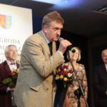 Wręczenie nagród burmistrza miasta i gminy Morawica w dziedzinie kultury. III nagroda w dziedzinie kultury dla Kabaretu Jeszcze Nie Starszych Panów / Marzena Mąkosa / Radio Kielce