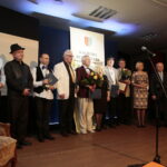 Wręczenie nagród burmistrza miasta i gminy Morawica w dziedzinie kultury. III nagroda w dziedzinie kultury dla Kabaretu Jeszcze Nie Starszych Panów / Marzena Mąkosa / Radio Kielce