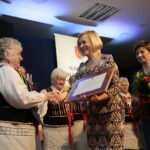 Wręczenie nagród burmistrza miasta i gminy Morawica w dziedzinie kultury. II nagroda w dziedzinie kultury dla Zespołu Folklorystycznego "Nidzianecki". Po prawej Renata Janik - wicemarszałek województwa świętokrzyskiego  / Marzena Mąkosa / Radio Kielce