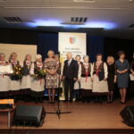 Wręczenie nagród burmistrza miasta i gminy Morawica w dziedzinie kultury. II nagroda w dziedzinie kultury dla Zespołu Folklorystycznego "Nidzianecki" / Marzena Mąkosa / Radio Kielce