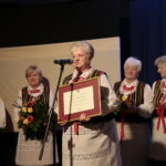 Wręczenie nagród burmistrza miasta i gminy Morawica w dziedzinie kultury. II nagroda w dziedzinie kultury dla Zespołu Folklorystycznego "Nidzianecki" / Marzena Mąkosa / Radio Kielce