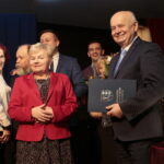 Wręczenie nagród burmistrza miasta i gminy Morawica w dziedzinie kultury. I nagroda w dziedzinie kultury dla Grupy Teatralnej Stowarzyszenia Przyjaciół Brzezin i Podwola. Po prawej Marian Buras - burmistrz miasta i gminy Morawica / Marzena Mąkosa / Radio Kielce