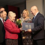 Wręczenie nagród burmistrza miasta i gminy Morawica w dziedzinie kultury. I nagroda w dziedzinie kultury dla Grupy Teatralnej Stowarzyszenia Przyjaciół Brzezin i Podwola. Po prawej Renata Janik - wicemarszałek województwa świętokrzyskiego i Marian Buras - burmistrz miasta i gminy Morawica / Marzena Mąkosa / Radio Kielce