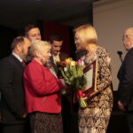 Wręczenie nagród burmistrza miasta i gminy Morawica w dziedzinie kultury. I nagroda w dziedzinie kultury dla Grupy Teatralnej Stowarzyszenia Przyjaciół Brzezin i Podwola. Po prawej Renata Janik - wicemarszałek województwa świętokrzyskiego i Marian Buras - burmistrz miasta i gminy Morawica / Marzena Mąkosa / Radio Kielce