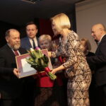 Wręczenie nagród burmistrza miasta i gminy Morawica w dziedzinie kultury. I nagroda w dziedzinie kultury dla Grupy Teatralnej Stowarzyszenia Przyjaciół Brzezin i Podwola. Po prawej Renata Janik - wicemarszałek województwa świętokrzyskiego i Marian Buras - burmistrz miasta i gminy Morawica / Marzena Mąkosa / Radio Kielce