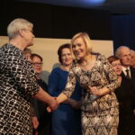 Wręczenie nagród burmistrza miasta i gminy Morawica w dziedzinie kultury. I nagroda w dziedzinie kultury dla Grupy Teatralnej Stowarzyszenia Przyjaciół Brzezin i Podwola. Po prawej Renata Janik - wicemarszałek województwa świętokrzyskiego  / Marzena Mąkosa / Radio Kielce