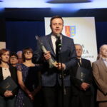 Wręczenie nagród burmistrza miasta i gminy Morawica w dziedzinie kultury. I nagroda w dziedzinie kultury dla Grupy Teatralnej Stowarzyszenia Przyjaciół Brzezin i Podwola  / Marzena Mąkosa / Radio Kielce