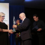 Wręczenie nagród burmistrza miasta i gminy Morawica w dziedzinie kultury. Wyróżnienie specjalne w dziedzinie kultury dla Szkoły Podstawowej im. Księdza Piotra Ściegiennego w Bilczy. Po prawej Marian Buras - burmistrz miasta i gminy Morawica  / Marzena Mąkosa / Radio Kielce