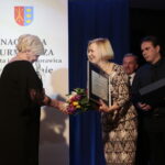 Wręczenie nagród burmistrza miasta i gminy Morawica w dziedzinie kultury. Wyróżnienie specjalne w dziedzinie kultury dla Szkoły Podstawowej im. Księdza Piotra Ściegiennego w Bilczy. Po prawej Renata Janik - wicemarszałek województwa świętokrzyskiego  / Marzena Mąkosa / Radio Kielce