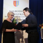 Wręczenie nagród burmistrza miasta i gminy Morawica w dziedzinie kultury. Wyróżnienie specjalne w dziedzinie kultury dla Szkoły Podstawowej im. Księdza Piotra Ściegiennego w Bilczy. Po prawej Bartosz Kruk  / Marzena Mąkosa / Radio Kielce