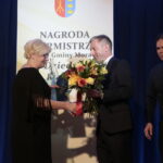 Wręczenie nagród burmistrza miasta i gminy Morawica w dziedzinie kultury. Wyróżnienie specjalne w dziedzinie kultury dla Szkoły Podstawowej im. Księdza Piotra Ściegiennego w Bilczy  / Marzena Mąkosa / Radio Kielce