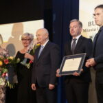 Wręczenie nagród burmistrza miasta i gminy Morawica w dziedzinie kultury. Wyróżnienie specjalne w dziedzinie kultury dla Szkoły Podstawowej im. Księdza Piotra Ściegiennego w Bilczy  / Marzena Mąkosa / Radio Kielce