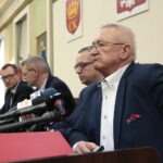 Konferencja prasowa prezydenta Kielc. Na zdjęciu (od lewej): Paweł Gągorowski - Pełnomocnik Prezydenta ds. Prawnych i Nadzoru Właścicielskiego, Bogdan Wenta - prezydent Kielc, Arkadiusz Kubiec - wiceprezydent Kielc i Leszek Papaj - Pełnomocnik Prezydenta ds. Kontroli i Reorganizacji Urzędu Miasta Kielce / Marzena Mąkosa / Radio Kielce